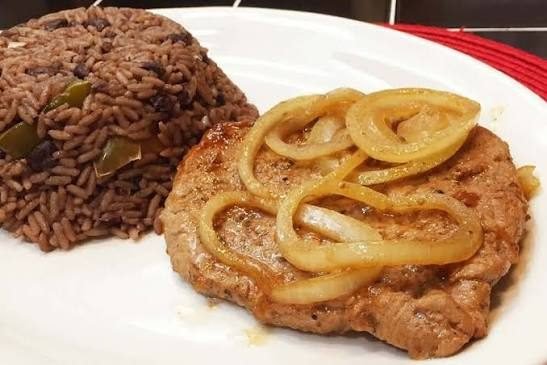Bistec de Cerdo Encebollado